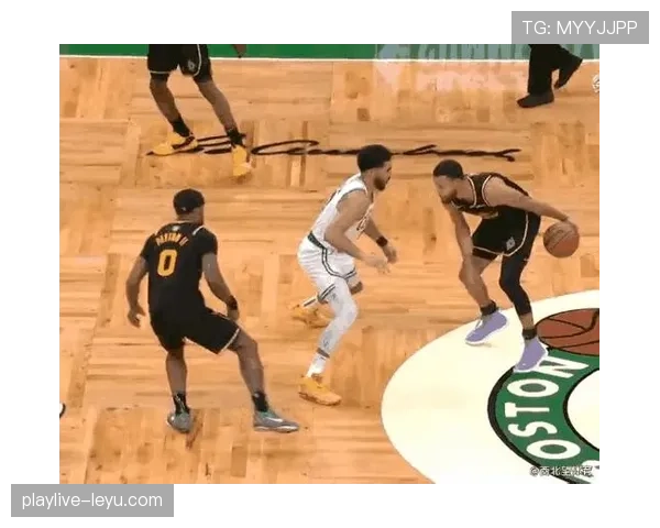 东契奇挡拆突破提升得分效率 拉开与库里关键时刻表现差距