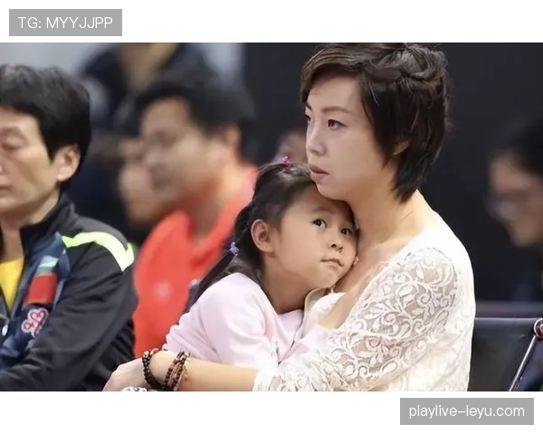 张怡宁拎塑料袋那一秒，赛场女王变邻家大姐的反差太带感